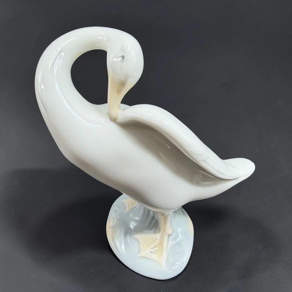 Lladro Swan Bird Figurine Preening Bird Porcelain Spain Glossy White 4 Inch